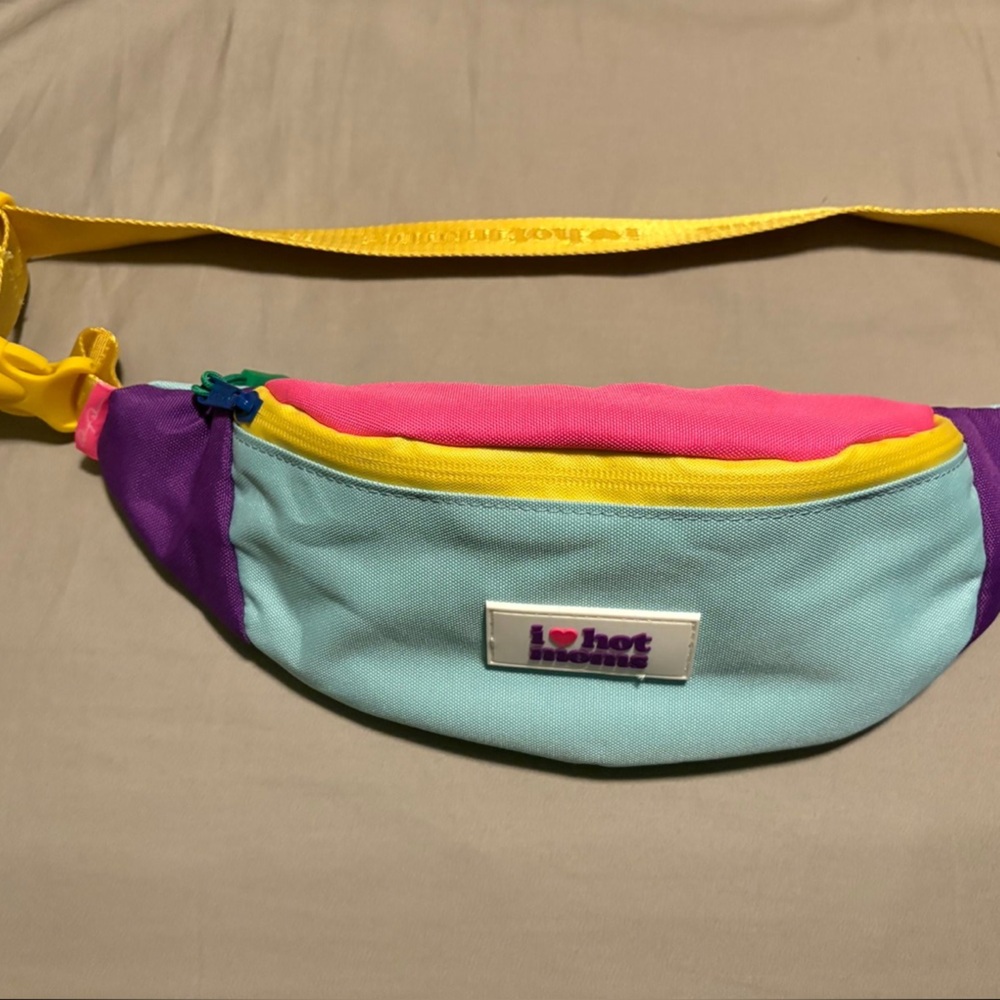 I ❤️ hot moms Fanny Pack